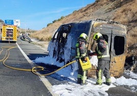 La explosión de tres bombonas de oxígeno calcina una ambulancia en Málaga