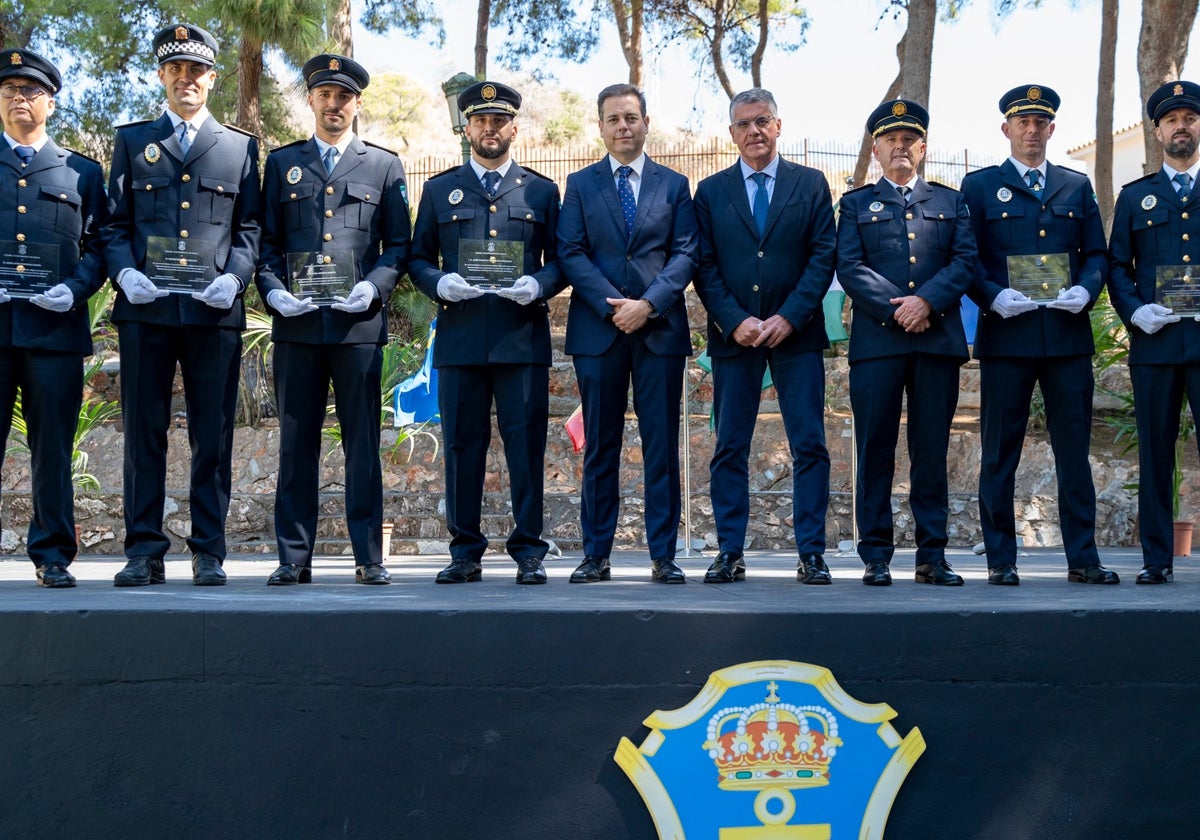 Foto de familia de los galardonados por el Ayuntamiento nerjeño con motivo del patrón de la Policía Local.