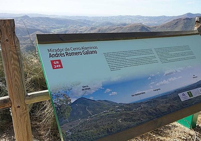 Renovación del panel informativo con el nombre de Andrés Romero Galiano.