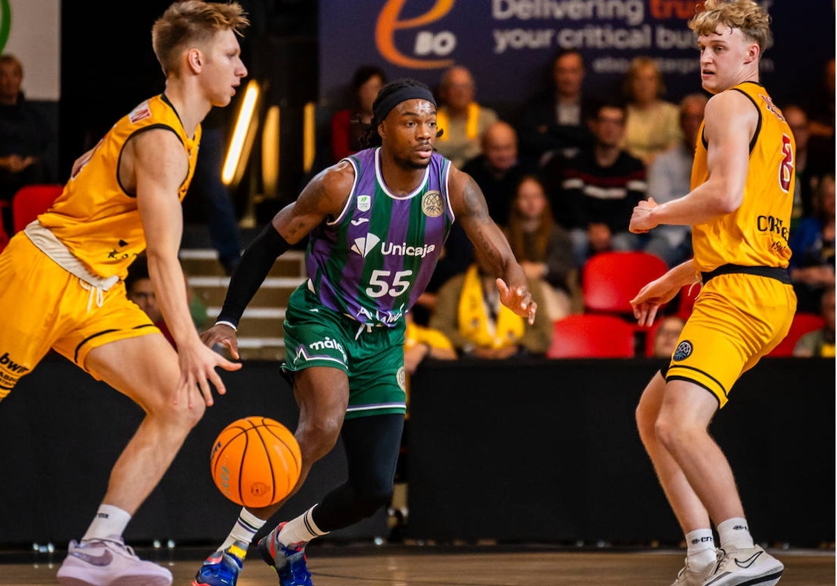 Perry trata de parar a Meeusen, el mejor jugador del Oostende.