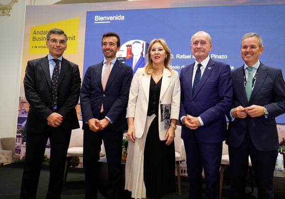 España y De la Torre, junto a representantes de la organización, enelacto.