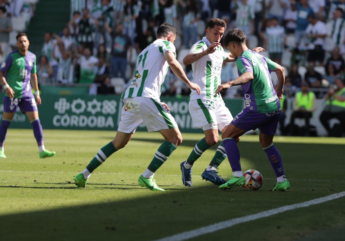 Larrubia es presionado por dos futbolistas en el partido frente al Córdoba, en su última derrota fuera de casa.