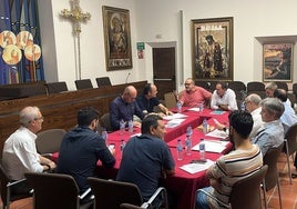 Mesa de trabajo de las hermandades del Viernes Santo.