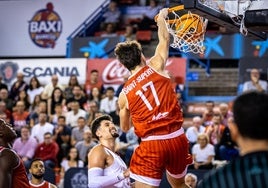 Saint-Supéry machaca la canasta del Benfica.