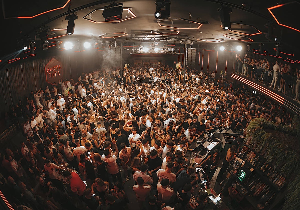 Imagen principal - Inauguración de la discoteca Santa Rita, el pasado fin de semana. 