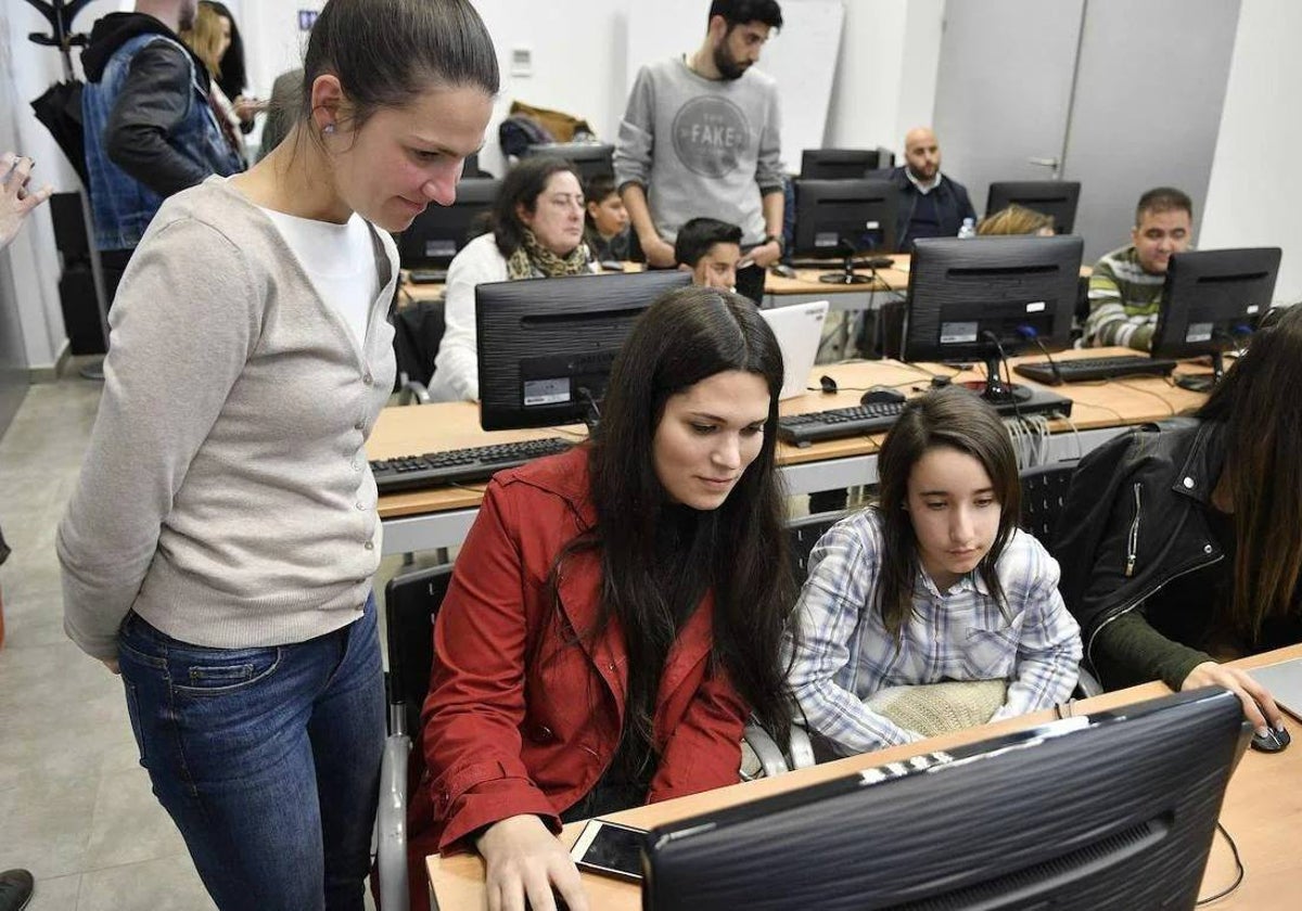 Alumnos durante una clase de Formación Profesional.