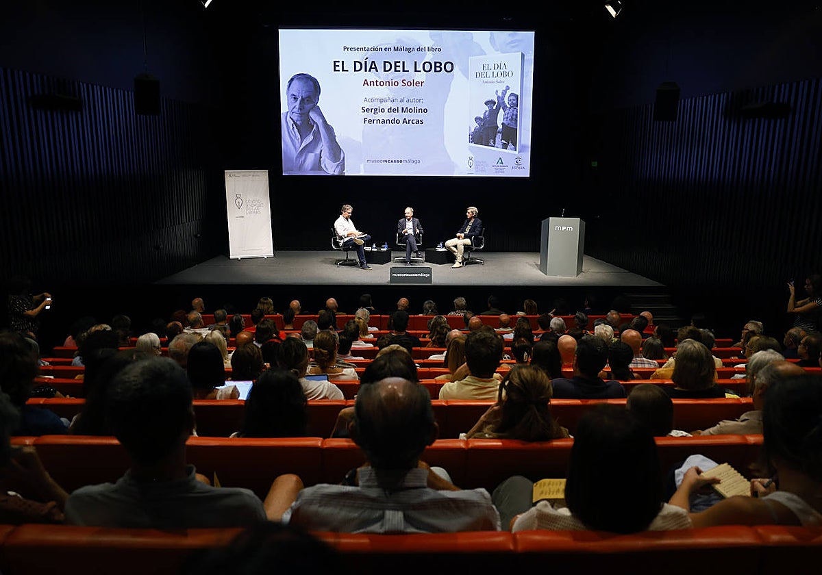 La presentación de la nueva novela de Antonio Soler llenó ayer el Auditorio Museo Picasso.