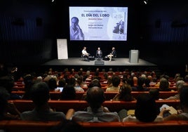 La presentación de la nueva novela de Antonio Soler llenó ayer el Auditorio Museo Picasso.