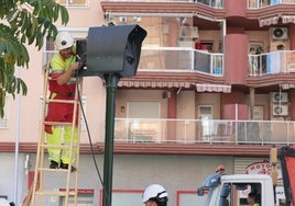 Operario instalando uno de los nuevo radares que operarán en Camino de San Rafael.