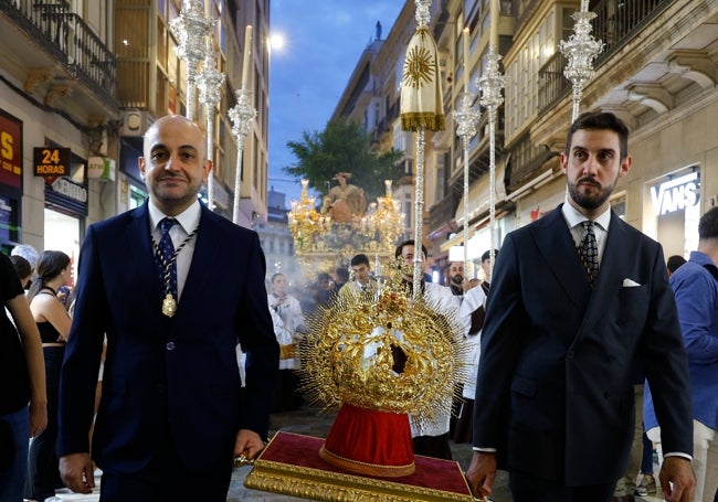 Los albaceas de culto y general, Jesús Hinojosa y Ángel Jiménez, portando la corona de la Pastora.