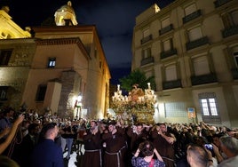 La Divina Pastora en el momento de acceder al Patio de los Naranjos.