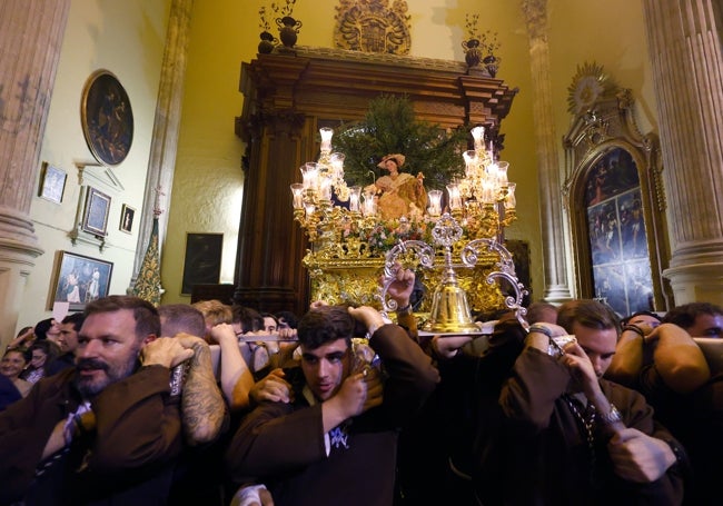 Momento de la entrada de la Pastora en la Catedral de Málaga.