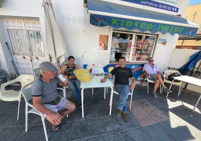 Ángel Arcas, agricultor de 60 años (con camiseta negra), conversa con unos amigos en una terraza, este pasado jueves.