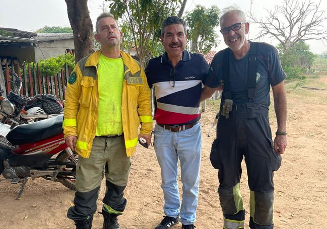 Paco, junto al alcalde y al otro bombero español.