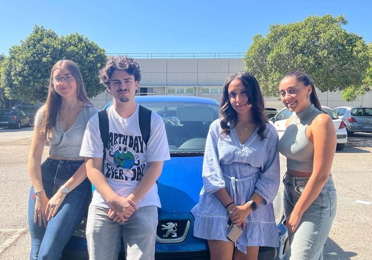 Grupo de estudiantes que comparten coche.