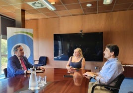 El presidente de la Mancomunidad costasoleña, Manuel Cardeña y la presidenta del Campo de Gibraltar, Susana Pérez durante la reunión.