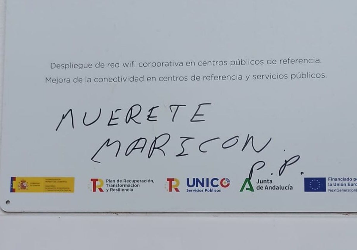 La pintada homófoba contra el alcalde de El Carpio que apareció en un edificio municipal.