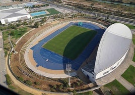 Imagen aérea del estadio de atletismo de Málaga, donde podría trasladarse el Málaga a medio plazo.