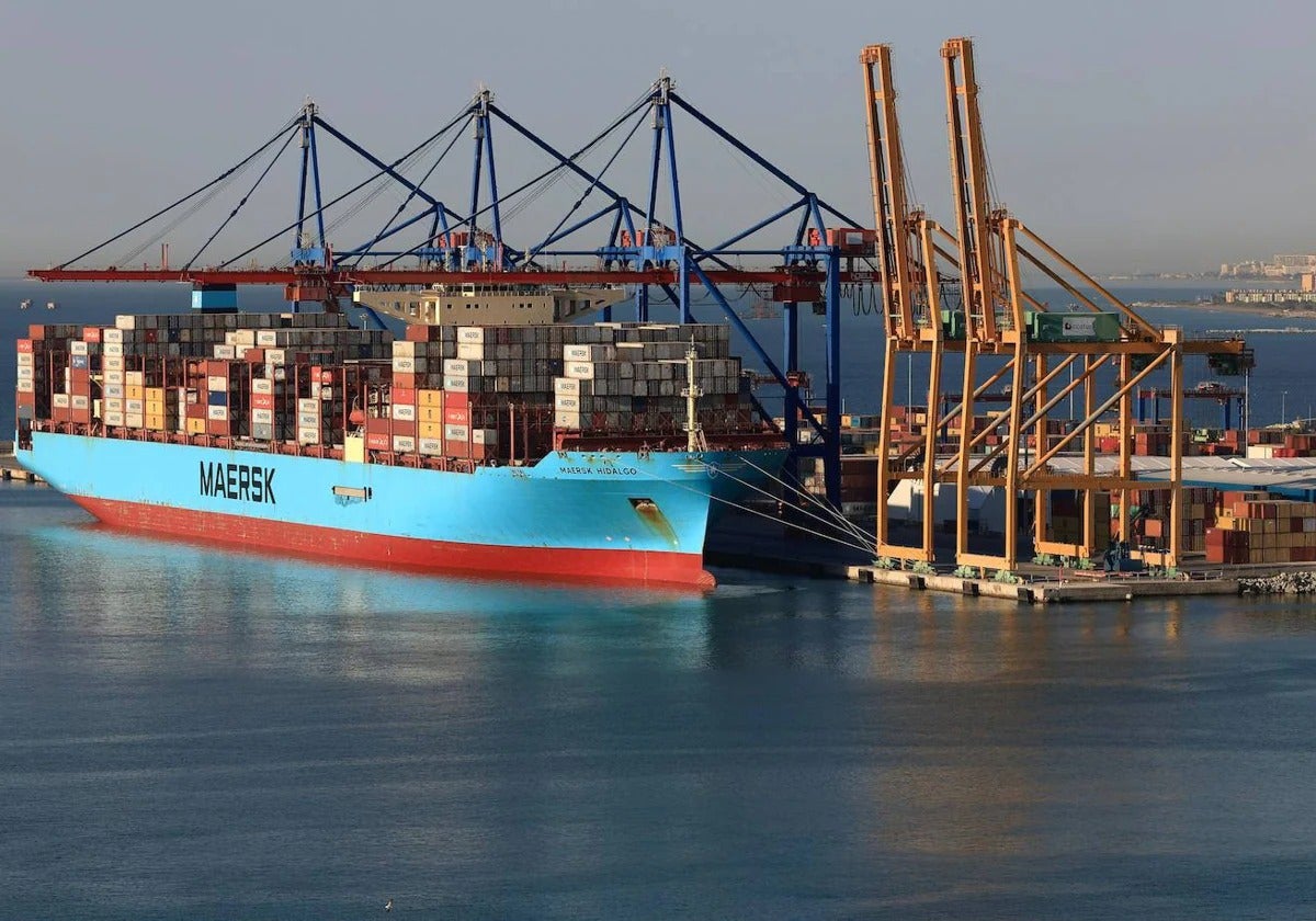 Barco portacontenedores en el puerto de Málaga.