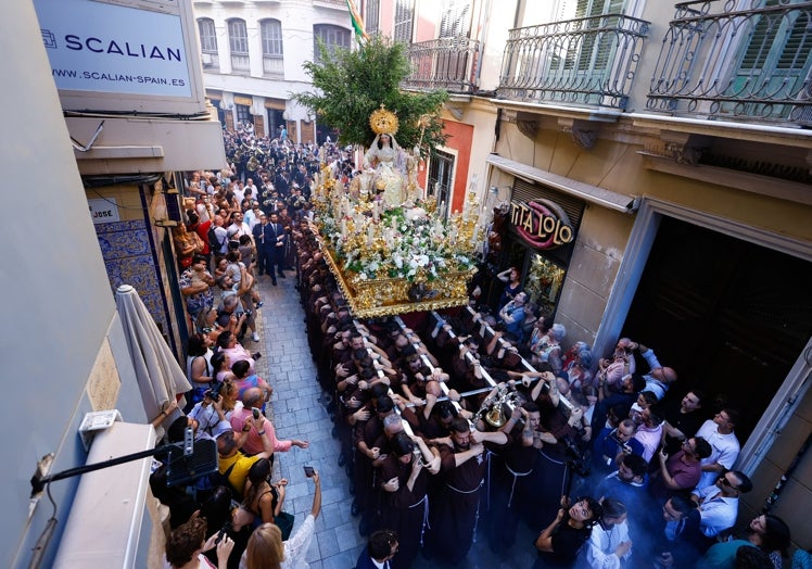 La Virgen en un momento de su recorrido.