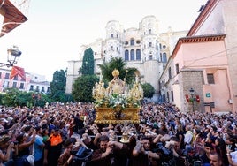 Momento de la salida del trono desde la Catedral.