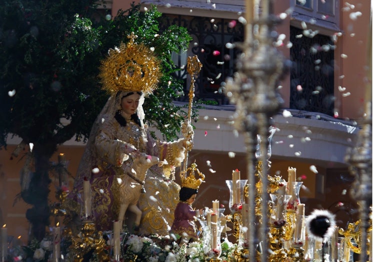 Una de las petaladas a la Virgen.