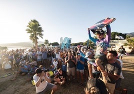 Rafa Montero celebra el éxito en el Campeonato del Mundo sub-19 que tuvo lugar en Tarifa en el mes de septiembre.