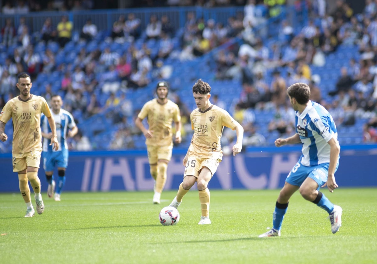 El joven Aarón Ochoa controla el balón durante el partido de Riazor.