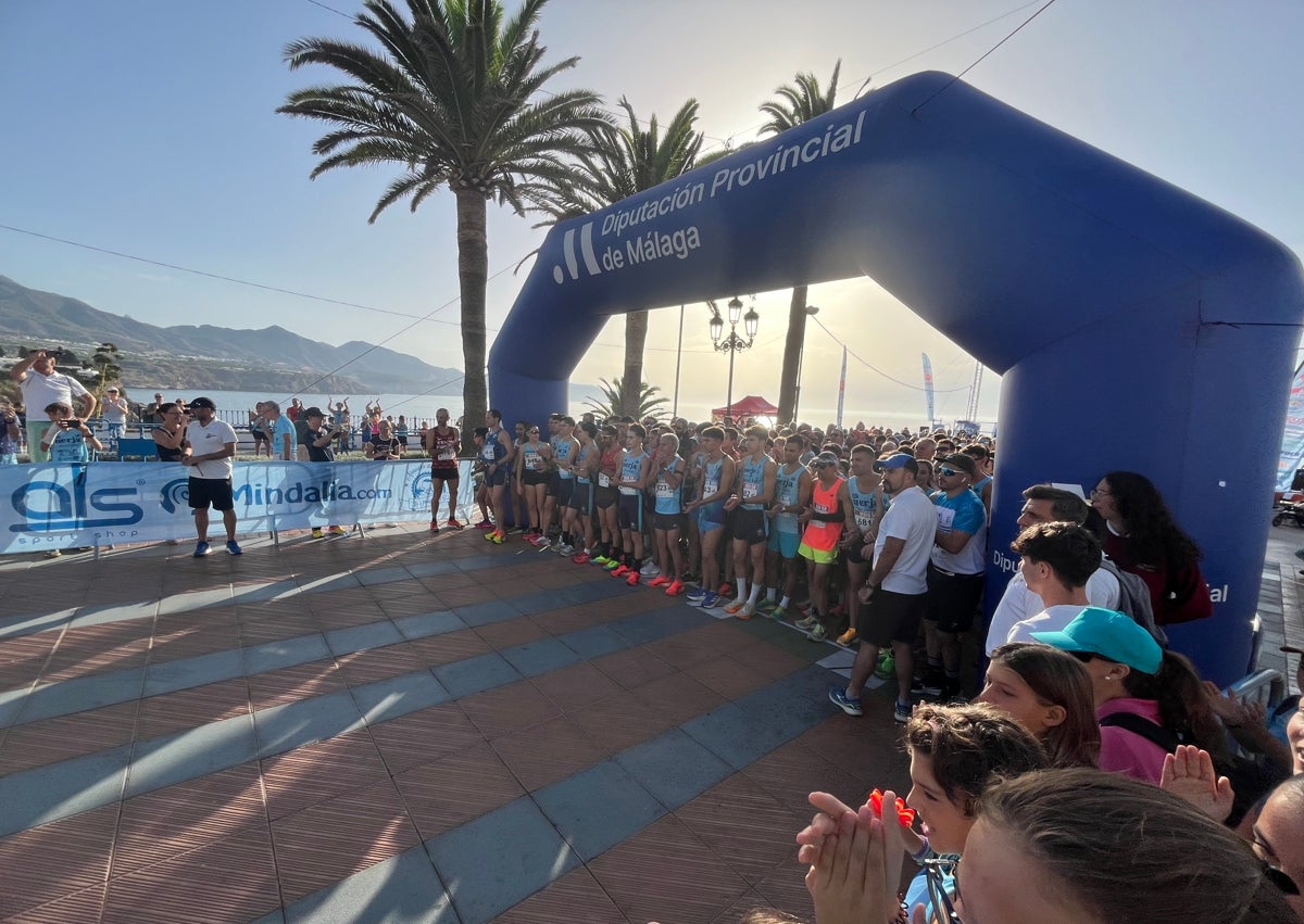 Imagen secundaria 1 - Arriba, podio absoluto masculino de la carrera de diez kilómetros; abajo a la izquierda, salida de las carreras de cinco y diez kilómetros, y a la derecha, María Pérez y Alberto González, este domingo en el Balcón de Europa.