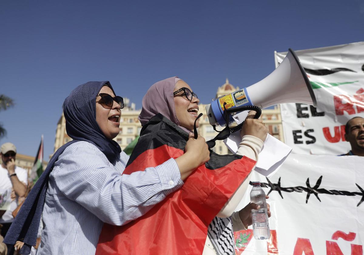 Imagen principal - Más de mil personas salen a la calle en Málaga para pedir la paz en Palestina