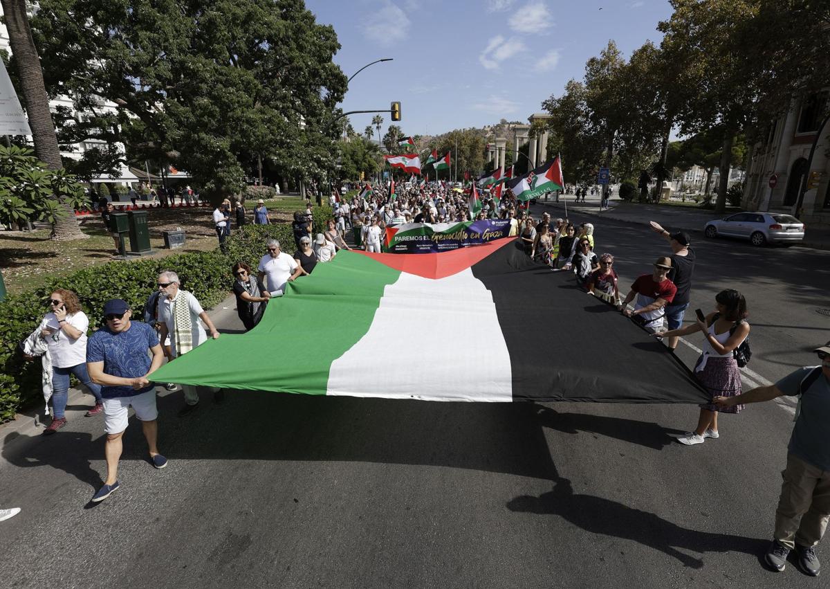 Imagen secundaria 1 - Más de mil personas salen a la calle en Málaga para pedir la paz en Palestina