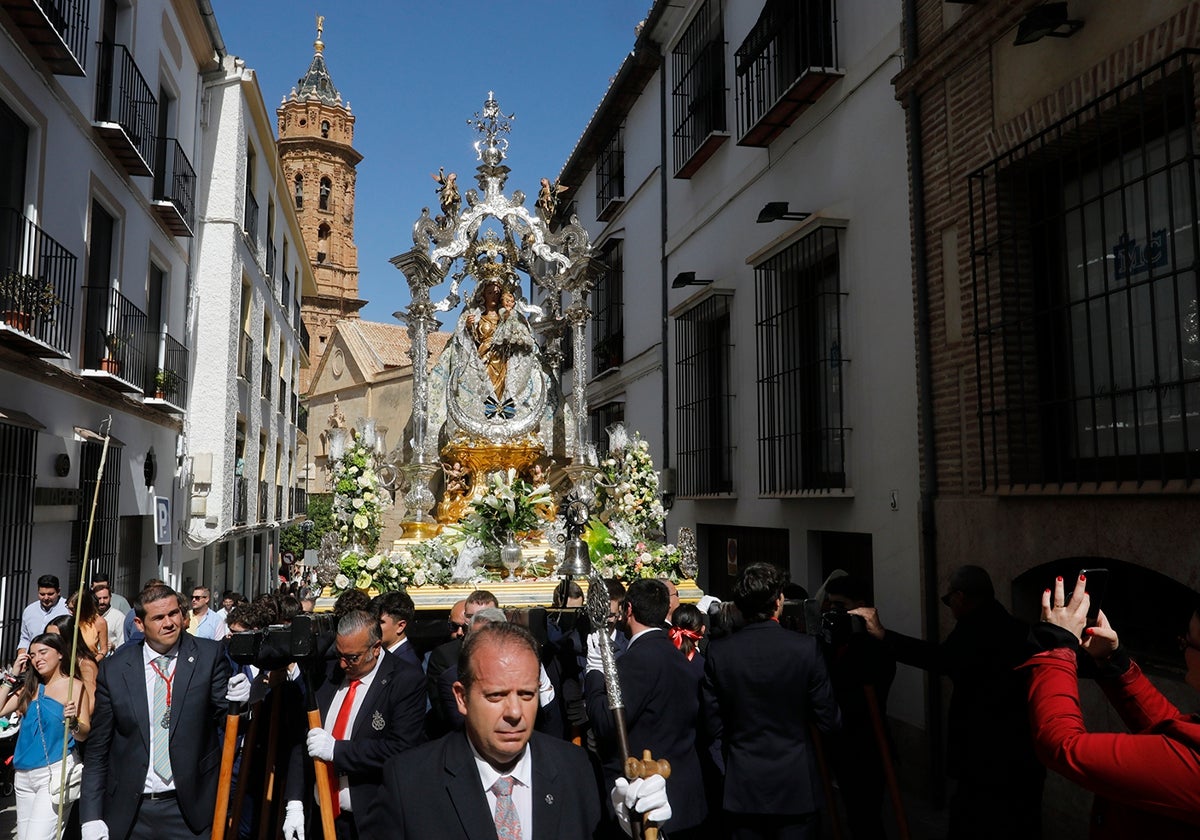 La Virgen del Rosario al dejar la Plaza de San Sebastián