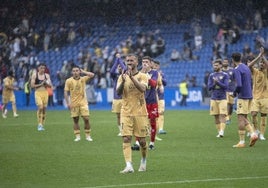 Los jugadores del Málaga se despiden de los aficionados en Riazor.