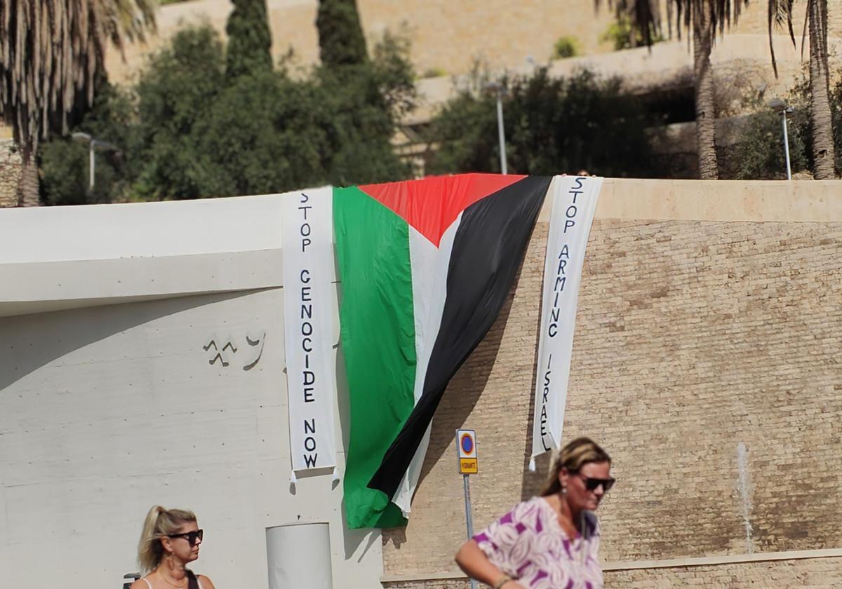 La pandera palestina y las pancartas desplegadas por Podemos en el túnel de la Alcazaba.