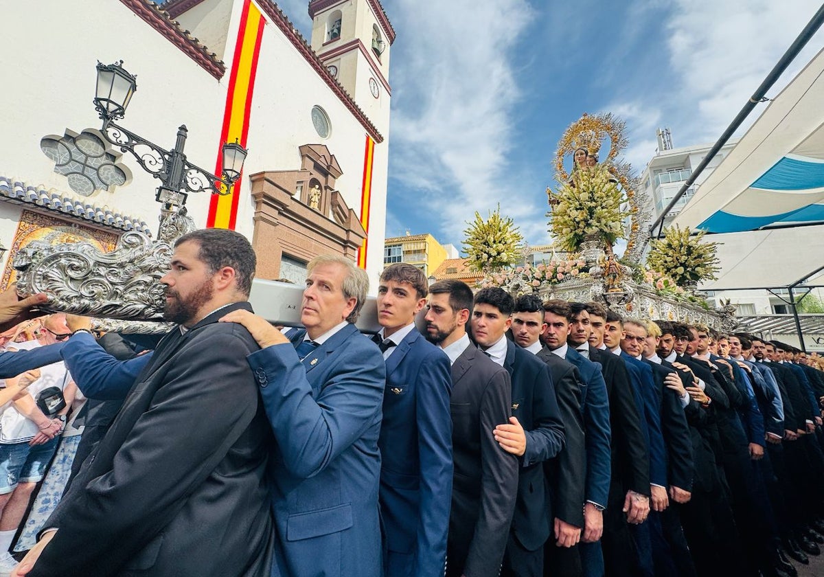 Imagen de la Virgen del Rosario, portada a hombros en su desfile procesional.