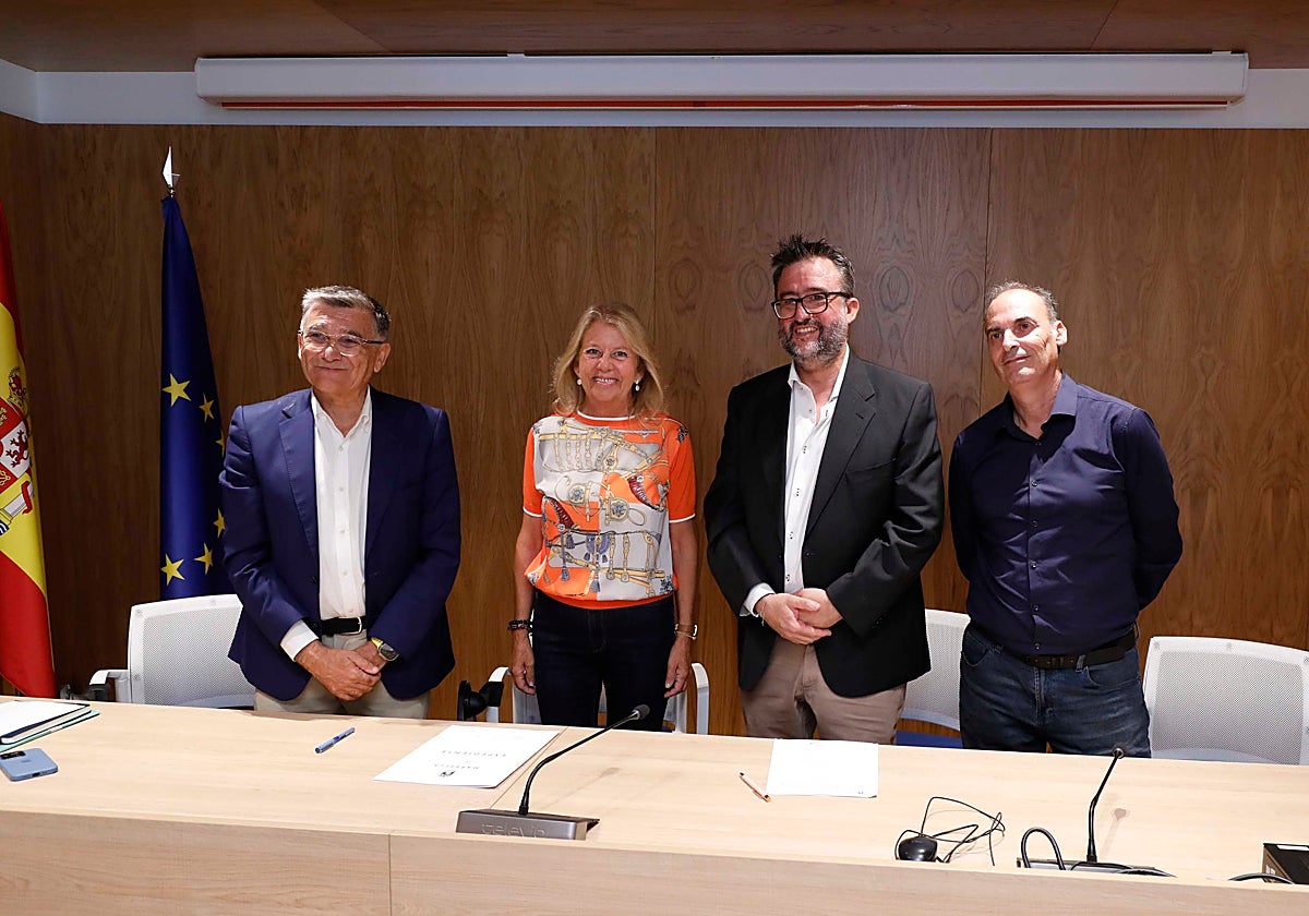 La alcaldesa, Ángeles Muñoz, firmando el convenio con la Asociación de Personas Sordas.