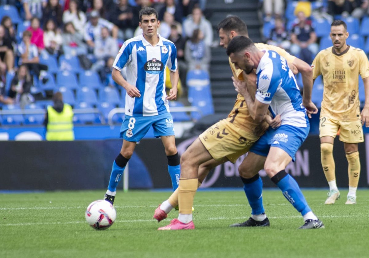 Baturina controla de espaldas ante Pablo Vázquez.