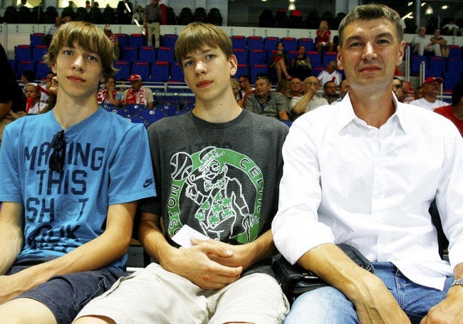 Adam Szczecin, con sus dos hijos gemelos, Jan y Szymon.