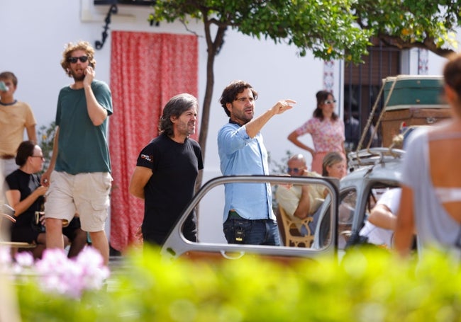 El director Álvaro Díaz Lorenzo da instrucciones durante el rodaje de 'Virgenes' en la plaza de España de Benalmádena.