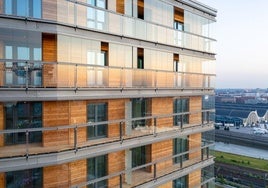 El emblemático edificio, conocido como Roots, se eleva 65 metros sobre el horizonte