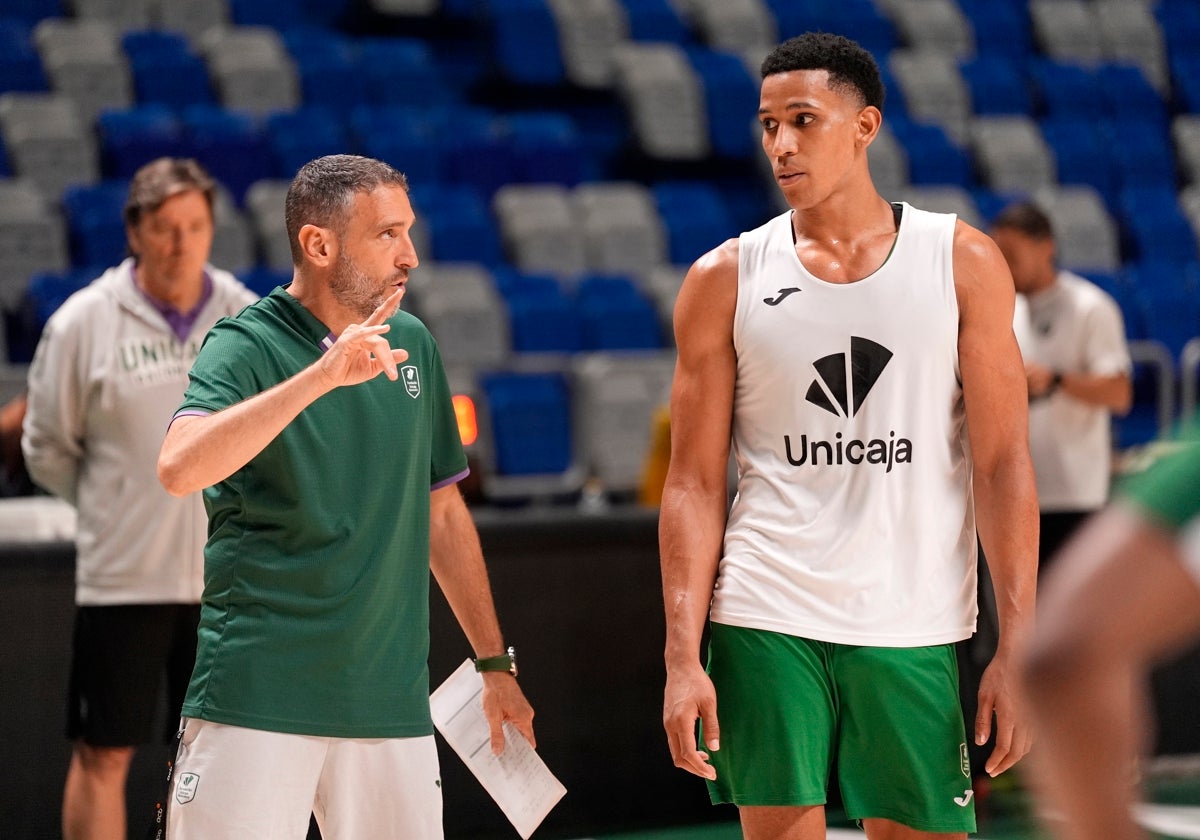 Ibon Navarro instruye a Tyson Pérez en el entrenamiento de este martes.