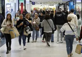 Las tiendas abrirán en Málaga este sábado 12 de octubre pese a ser festivo.