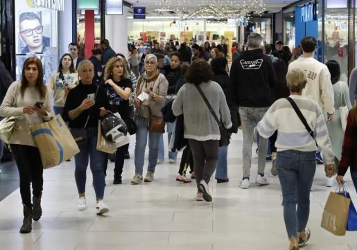 Las tiendas abrirán en Málaga este sábado 12 de octubre pese a ser festivo.