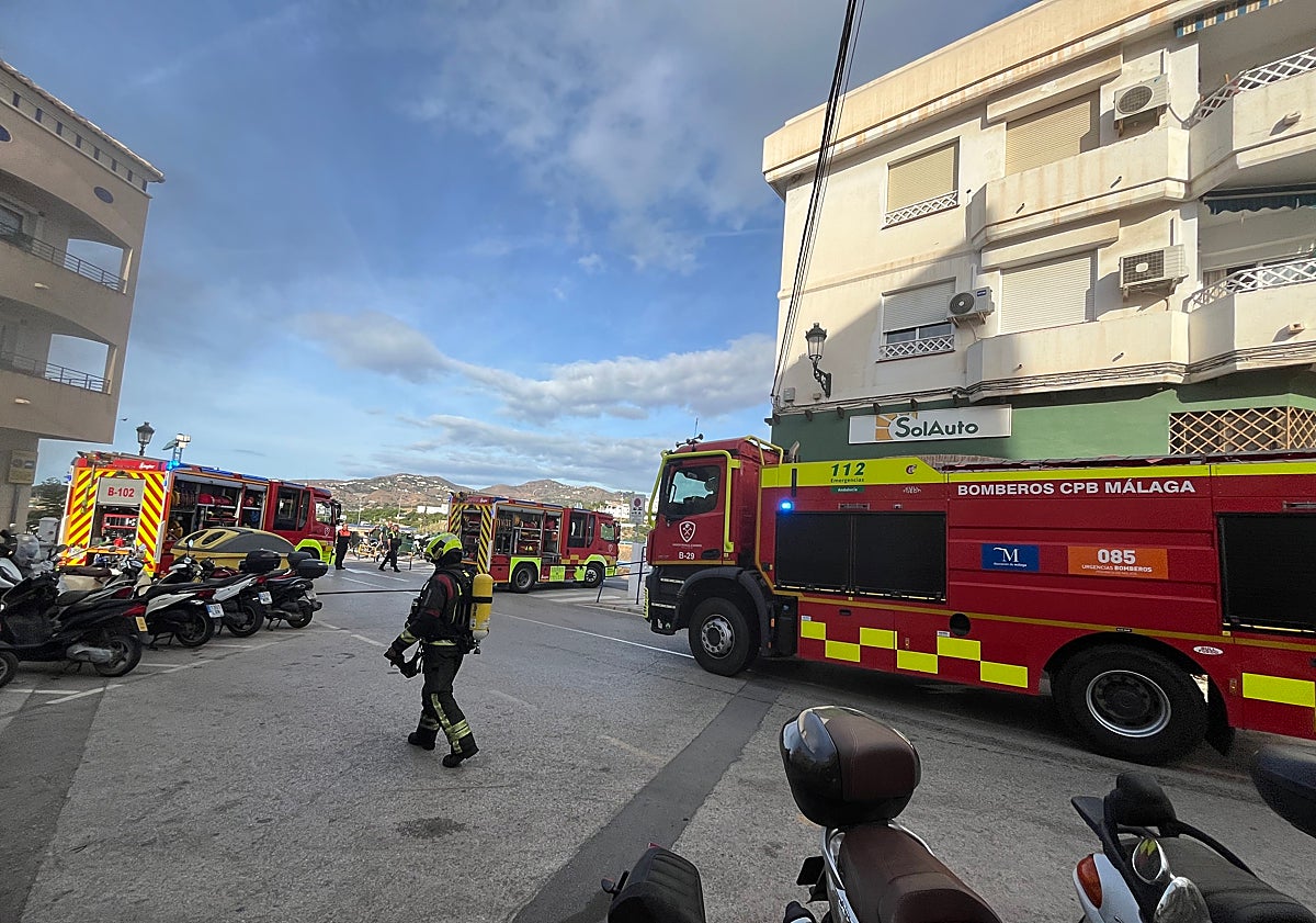 Imagen principal - Tres imágenes del fuego registrado este martes en el taller Motos Cereto de Nerja.