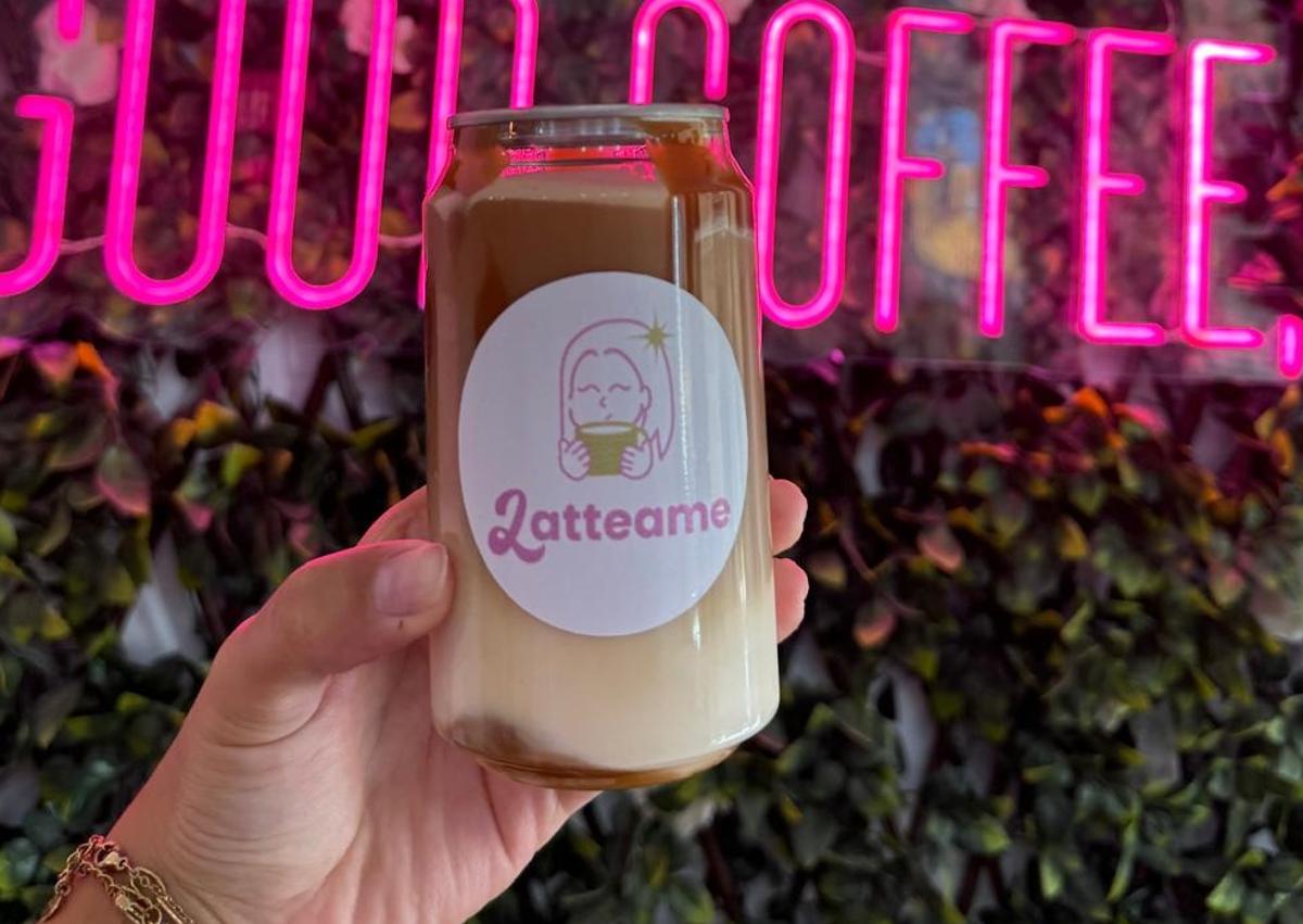 Imagen secundaria 1 - Francesca Lamanna, en su local ubicado en la céntrica calle San Juan de Letrán. El local ofrece la innovadora opción de llevarse el café en lata. Imagen de otro croffle de pistacho.