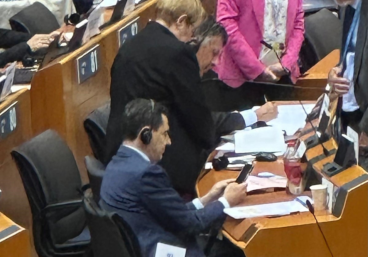 Juanma Moreno, en el escaño del Parlamento Europeo.