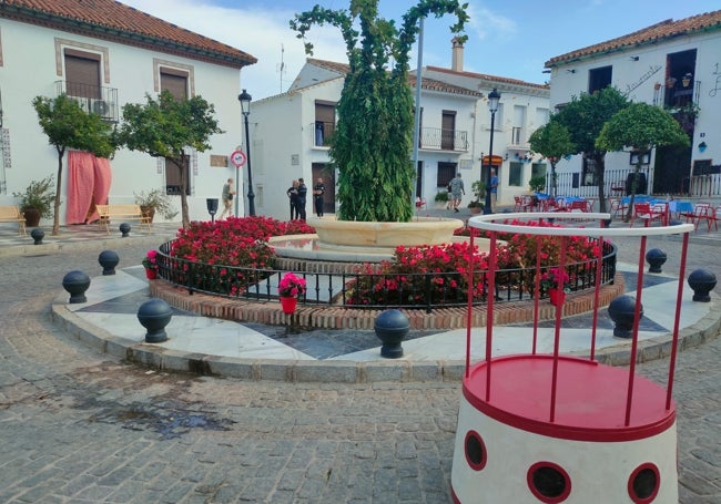 La plaza de España de Benalmádena, con la estatua oculta y otros elementos para la película.