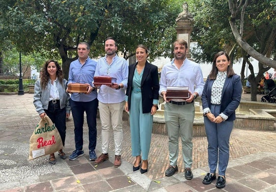 Por la izquierda, Gordillo, Martín, Sánchez, Fernández y Ballesteros, con la edil de Fiestas, Rebeca Muñoz.