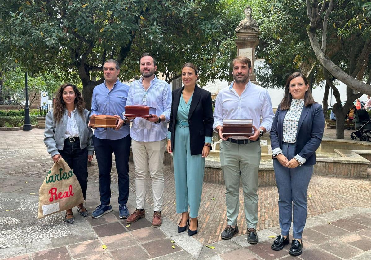 Por la izquierda, Gordillo, Martín, Sánchez, Fernández y Ballesteros, con la edil de Fiestas, Rebeca Muñoz.