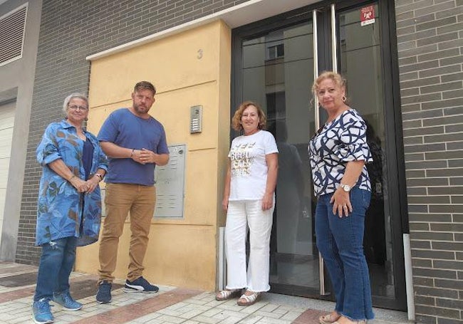 El viceportavoz de Con Málaga, Nicolás Sguiglia, con miembros de Podemos.